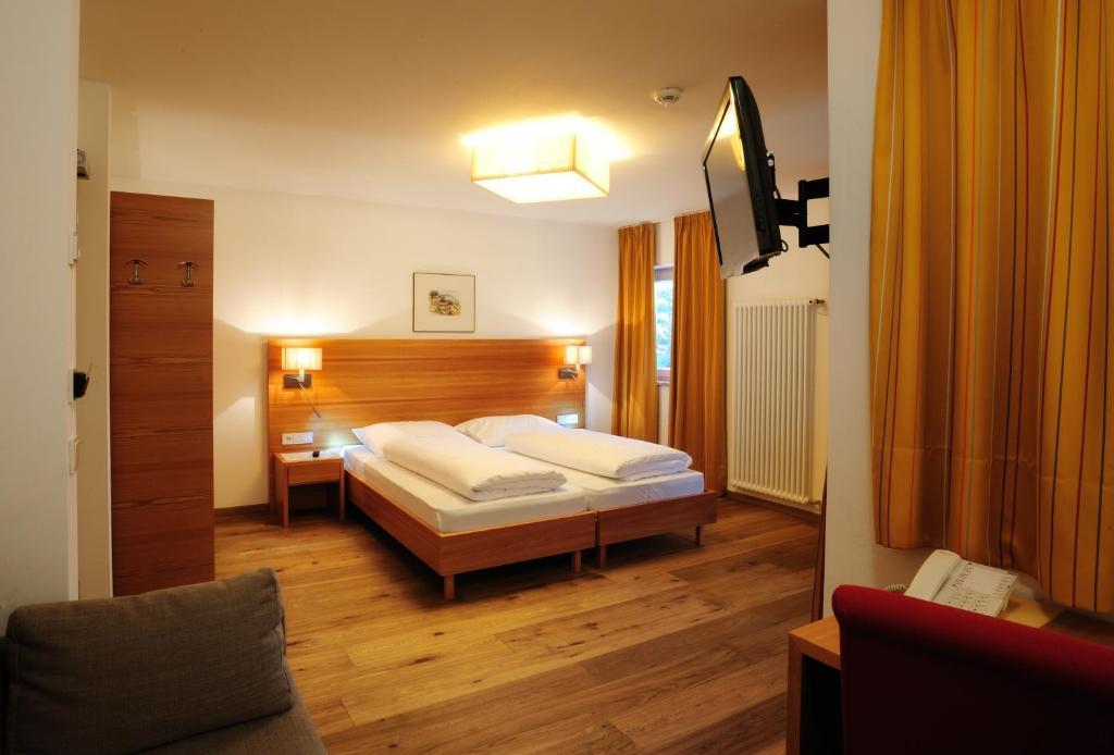 Hotel Teutschhaus Cortina Sulla Strada del Vino Habitación foto