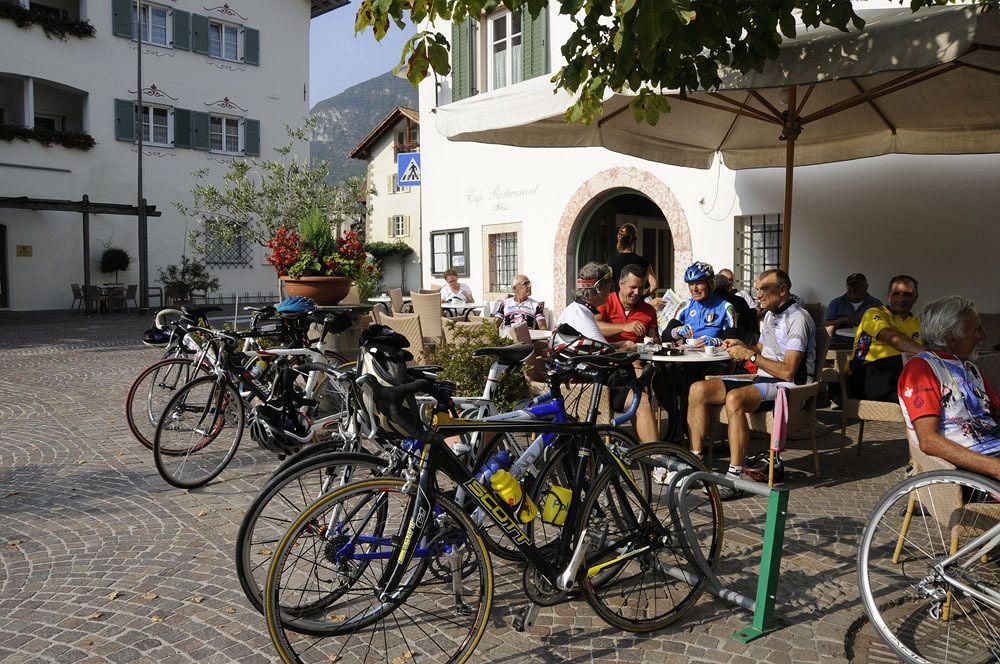Hotel Teutschhaus Cortina Sulla Strada del Vino Exterior foto